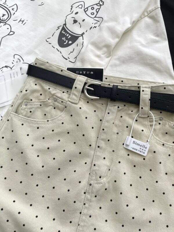 Fashionable high waisted denim short skirt - Image 3