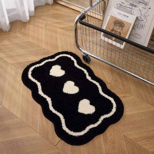 Black and white heart-shaped bathroom carpet - Image 1