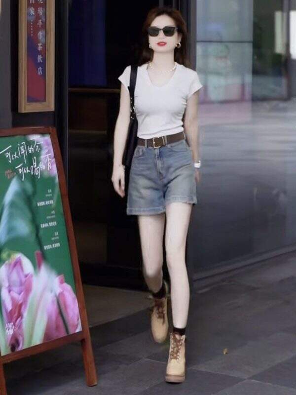 Casual denim shorts - Image 2