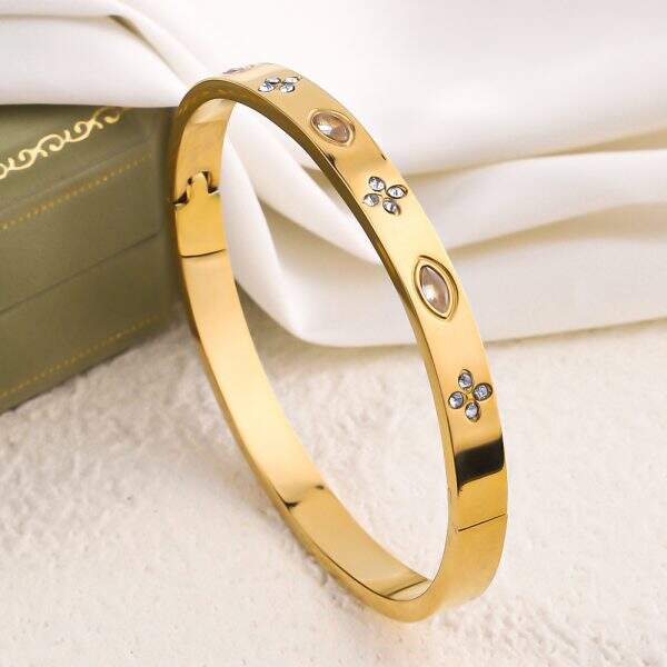 Light luxury diamond studded clover bracelet - Image 4