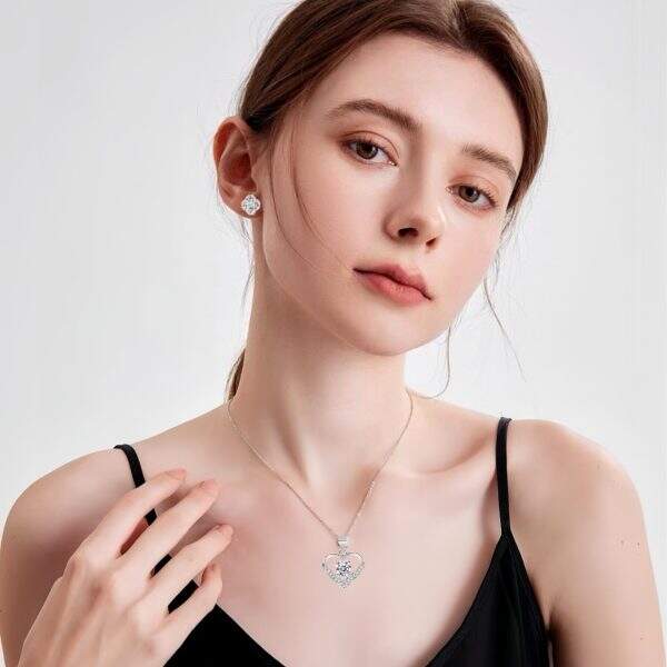 Rose gift box necklace - Image 2