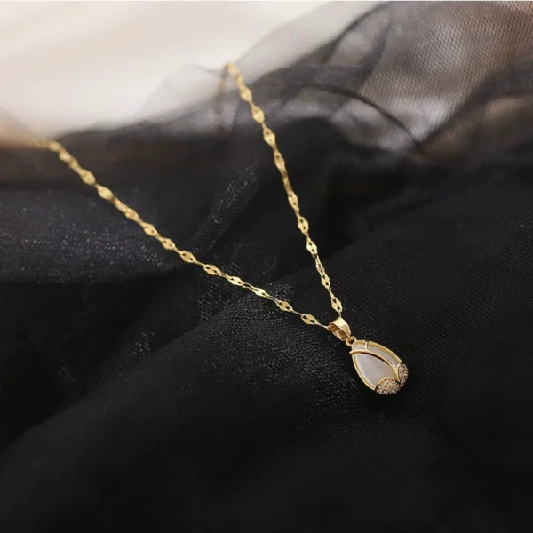 Flower necklace - Image 1