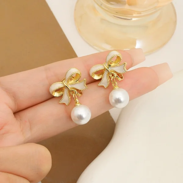 Warehouse bow pearl earrings - Image 2