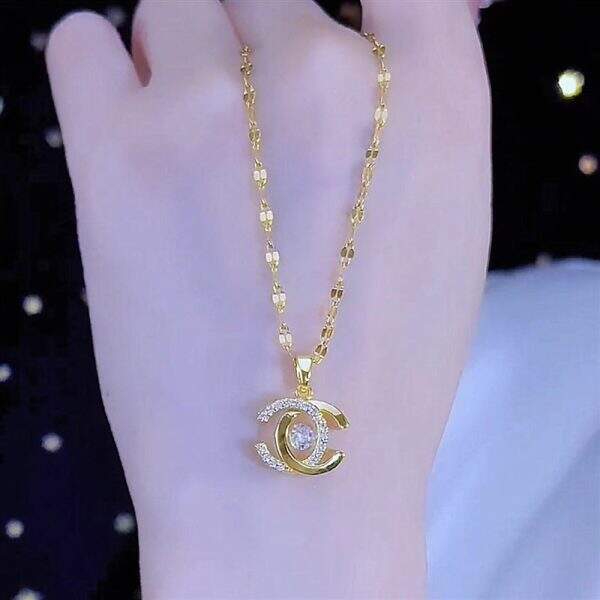 Dynamic C-shaped necklace - Image 4