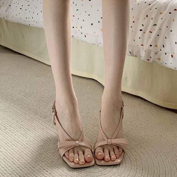 Low-heeled sandals - Image 2