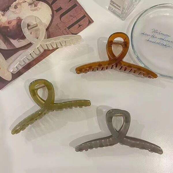 Hairpin clip girl - Image 3