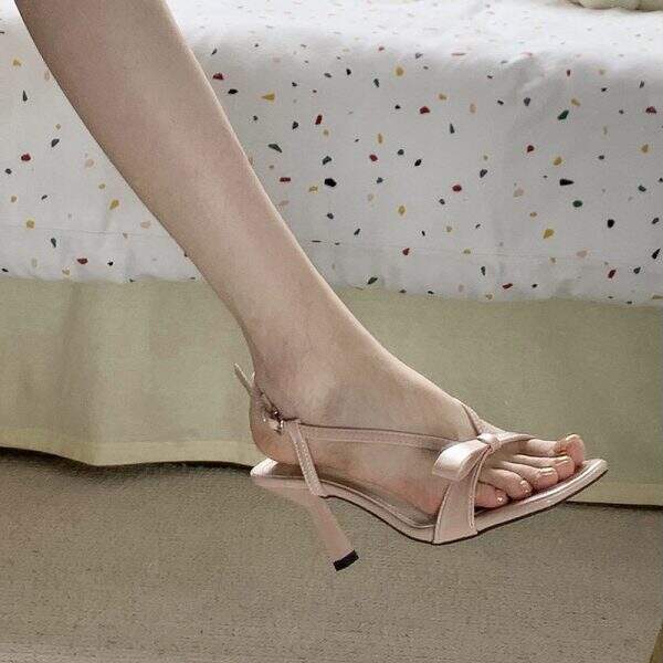 Low-heeled sandals - Image 3