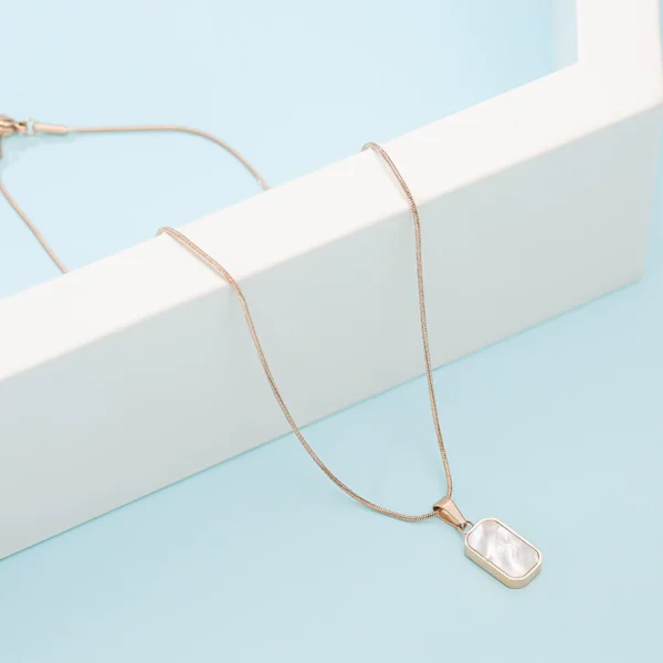Black and white double-sided necklace - Image 3