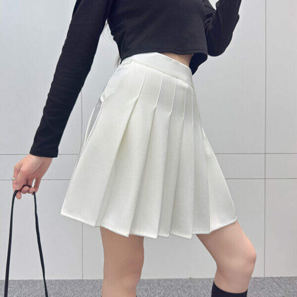 Short skirt - Image 4