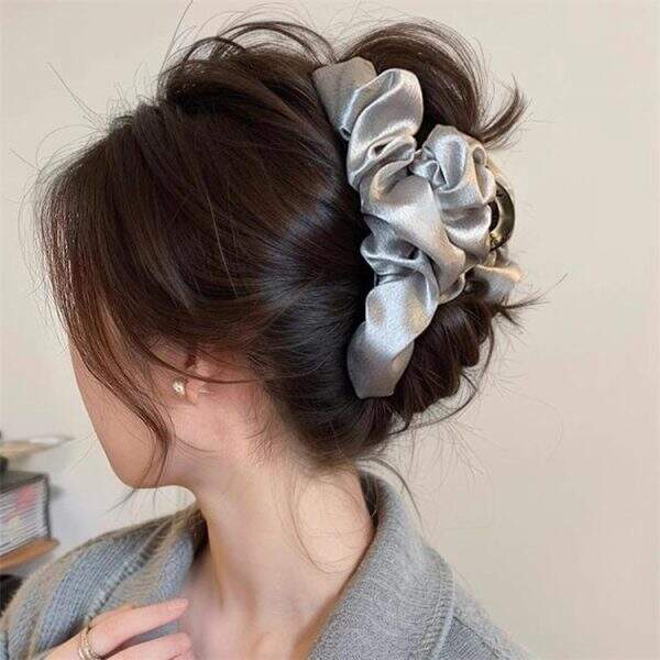 Cloud satin grip clip - Image 1