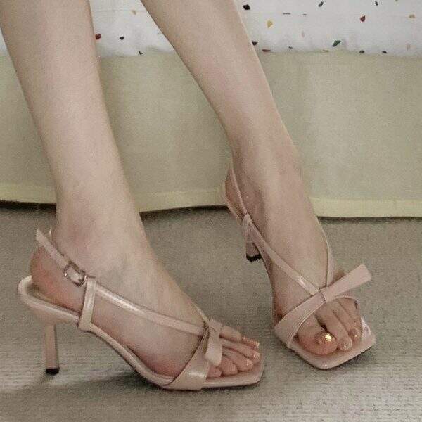 Low-heeled sandals - Image 1