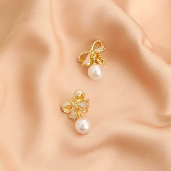Warehouse bow pearl earrings - Image 3