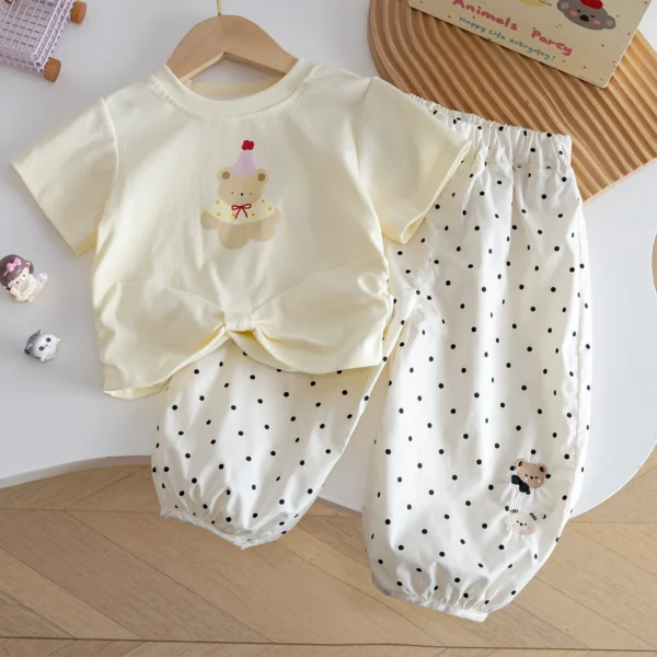 Short-sleeved T-shirt, pants - Image 1