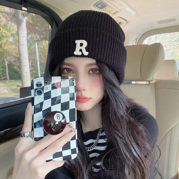 Knitted hat with letter R pattern - Image 3