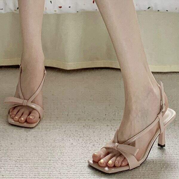 Low-heeled sandals - Image 5