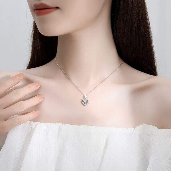 Sparkling heart-shaped diamond necklace - Image 3