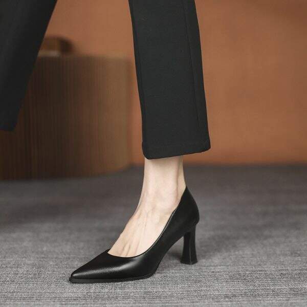 Black heeled leather shoes for women - Image 1