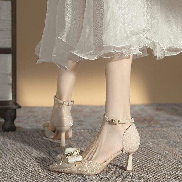 Pointed high heels are suitable for any clothing. - Image 4