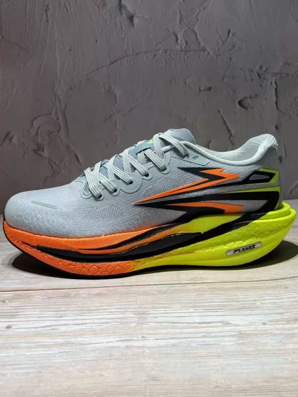 Running shoes and sports shoes - Image 2