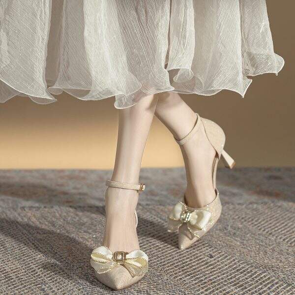 Pointed high heels are suitable for any clothing. - Image 1