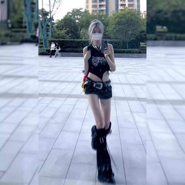 Millennium style denim rivet shorts for women - Image 2