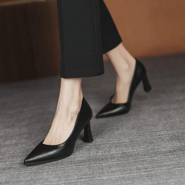Black heeled leather shoes for women - Image 2