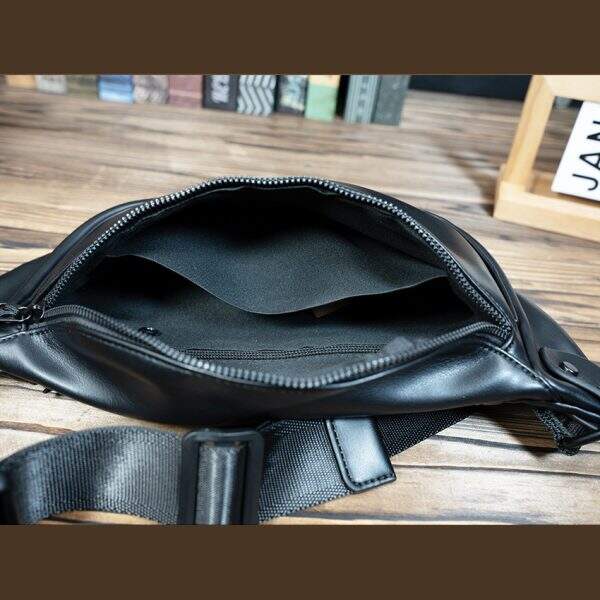 Comfortable and minimalist crossbody bag for men - Image 4